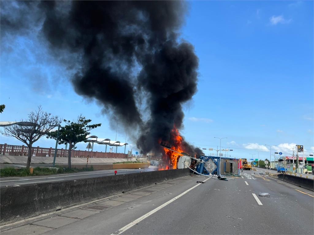 快新聞／新竹台61線重大車禍狂冒黑煙！ 砂石車撞上氨水槽車「司機當場死亡」