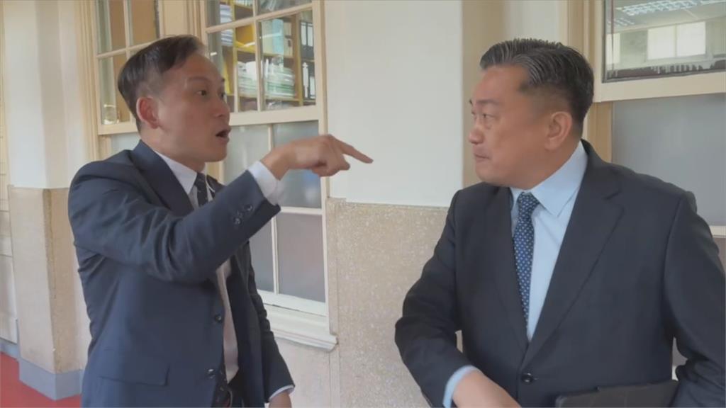 立院走廊狹路相逢爆口角！　葉元之、王定宇貼臉互嗆