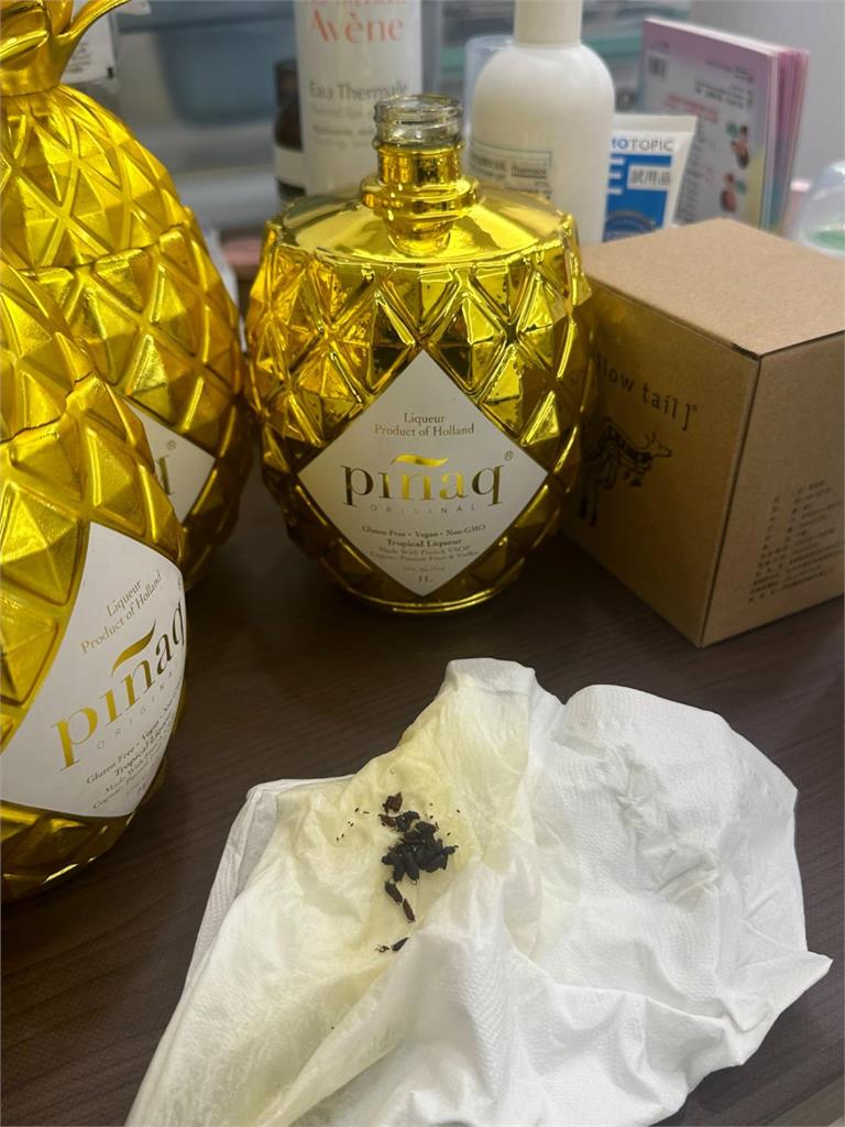 快新聞／好市多利口酒出事了！喝到快見底「倒出一坨蟲」　台中男吐血絲就醫