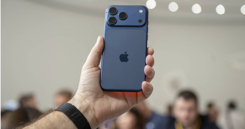 iPhone 17展示機疑「掉漆」惹議　蘋果詳解原因並推清潔方法