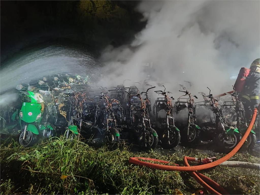 快新聞／新店青潭郵局戶外停車場火警　101台電動機車遭燒毀