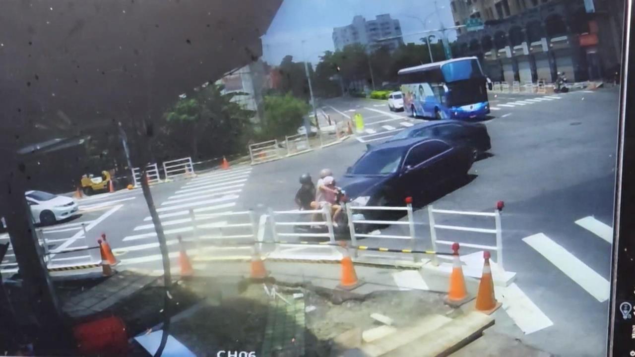 待轉變待撞! 騎士載2孩遭撞"1童困車底"共8傷