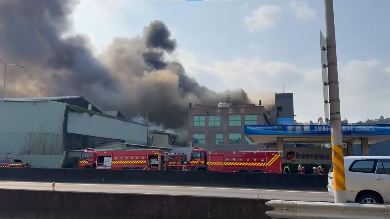 快新聞／新竹香山工廠大火！烈焰吞噬300坪廠房　驚悚畫面曝光