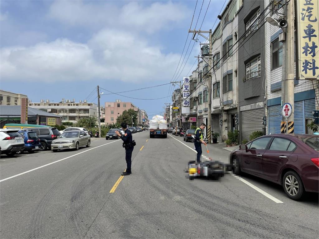 快新聞／爆頭慘死！桃園婦撞違規臨停車 下秒遭大貨車輾過