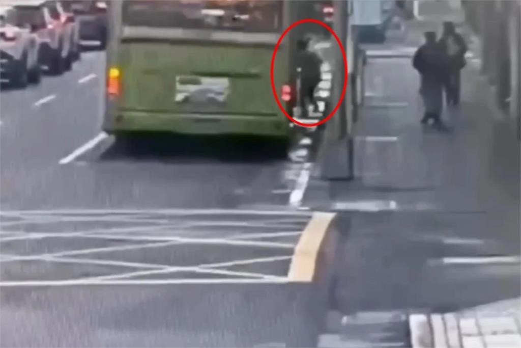 婦人要穿越馬路卻走進公車死角遭輾斃 「事發前10秒」畫面曝光