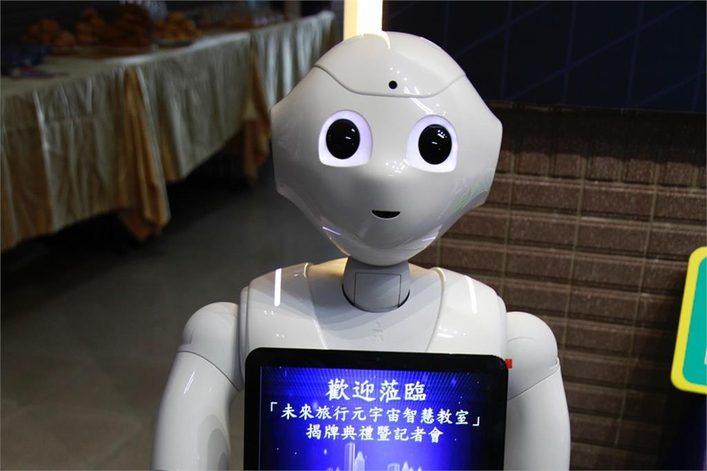 中原大學「元宇宙智慧教室」 揭牌　機器人迎賓超吸睛