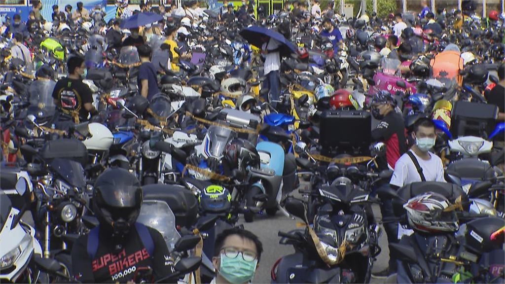 5千台機車騎上忠孝西路　抵凱道遊行爭路權
