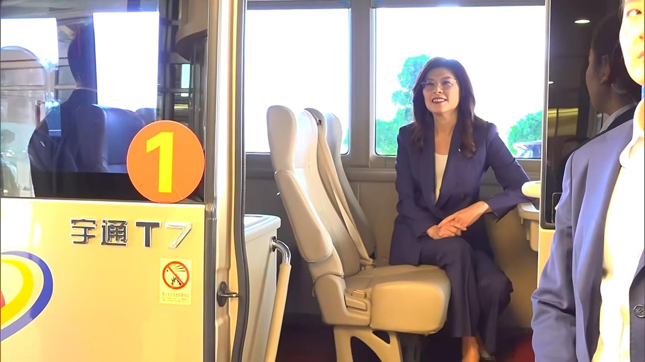 快新聞／沒黑頭車坐！鄭麗文見習近平竟「共擠巴士」　媒體人驚呼：像隨車小妹
