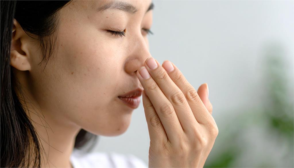為什麼有口臭？勤刷牙會好嗎？醫教「4招」找回清新好口氣！