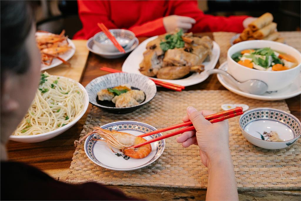 人妻辛苦煮好一桌菜…公公「習慣性1動作」秒變餿水！網爆共鳴：長輩通病