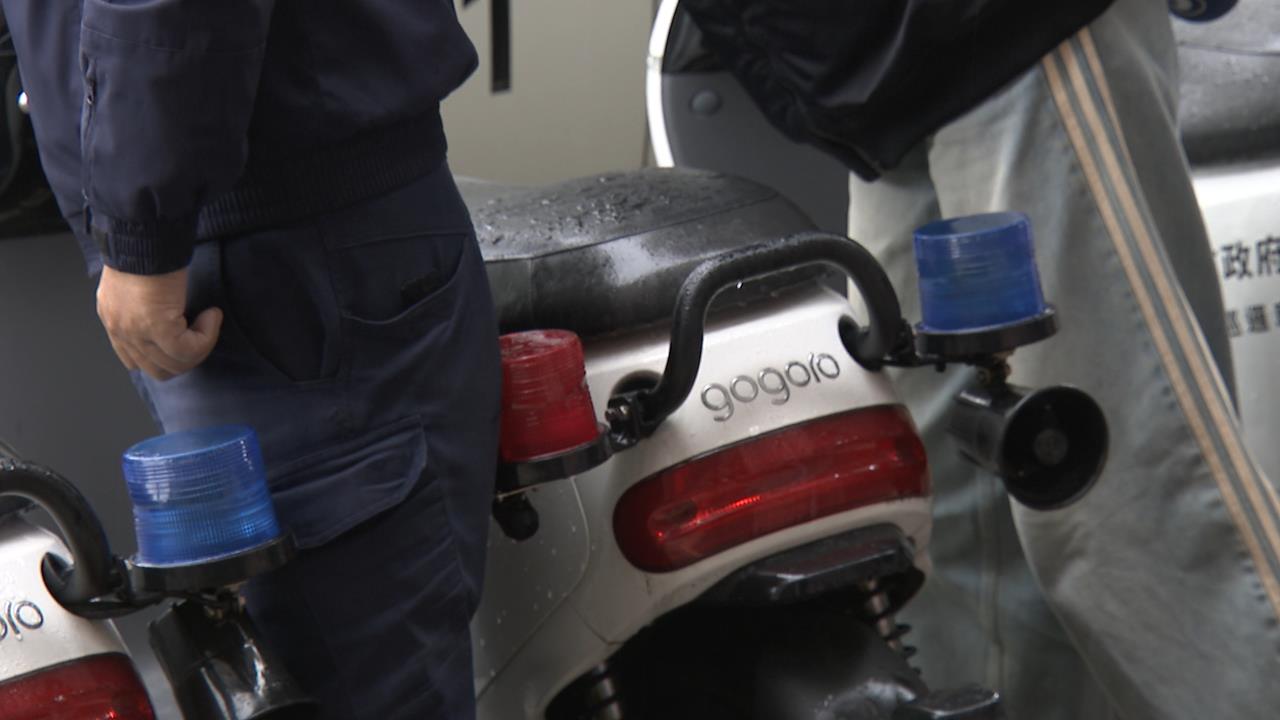 酒後快回家！醉男大鬧派出所　玩警示燈還狂按大門開關