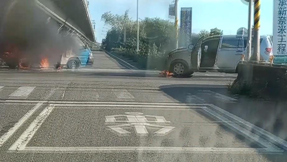 雲林涵洞驚悚「兩車對撞」　雙雙起火駕駛緊急逃生