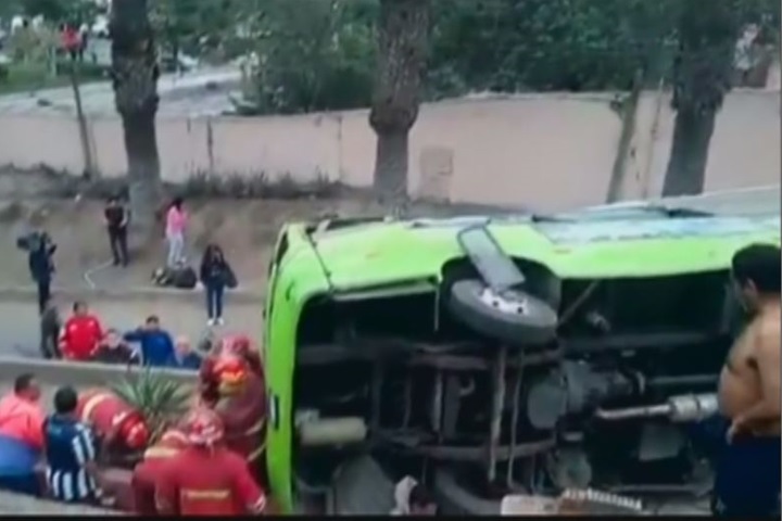 祕魯觀光巴士翻落山谷 8死36傷