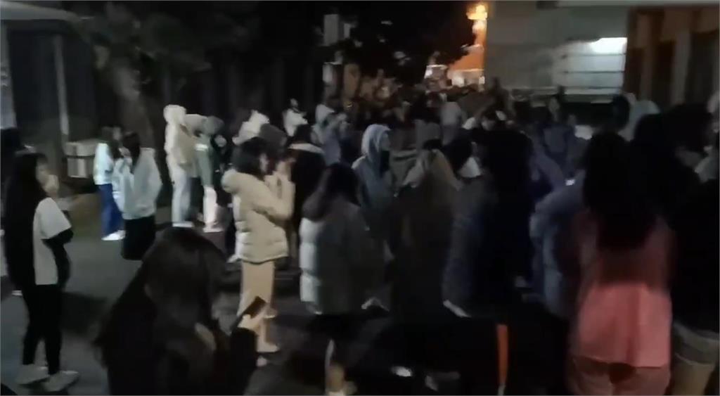快新聞／嚇死！中央大學女宿浴室發生火警　女大生緊急撤離畫面曝光