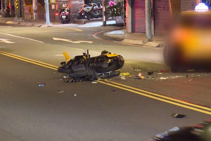 小黃違規迴轉 騎士撞上卡車底身亡