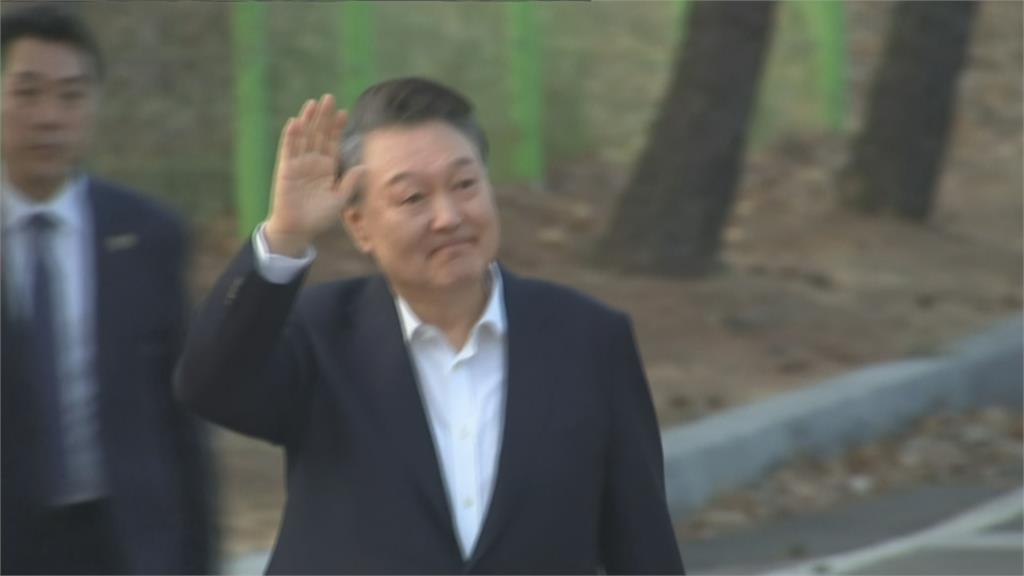 尹錫悅獲釋！結束52天拘留　向支持者揮手、鞠躬致意