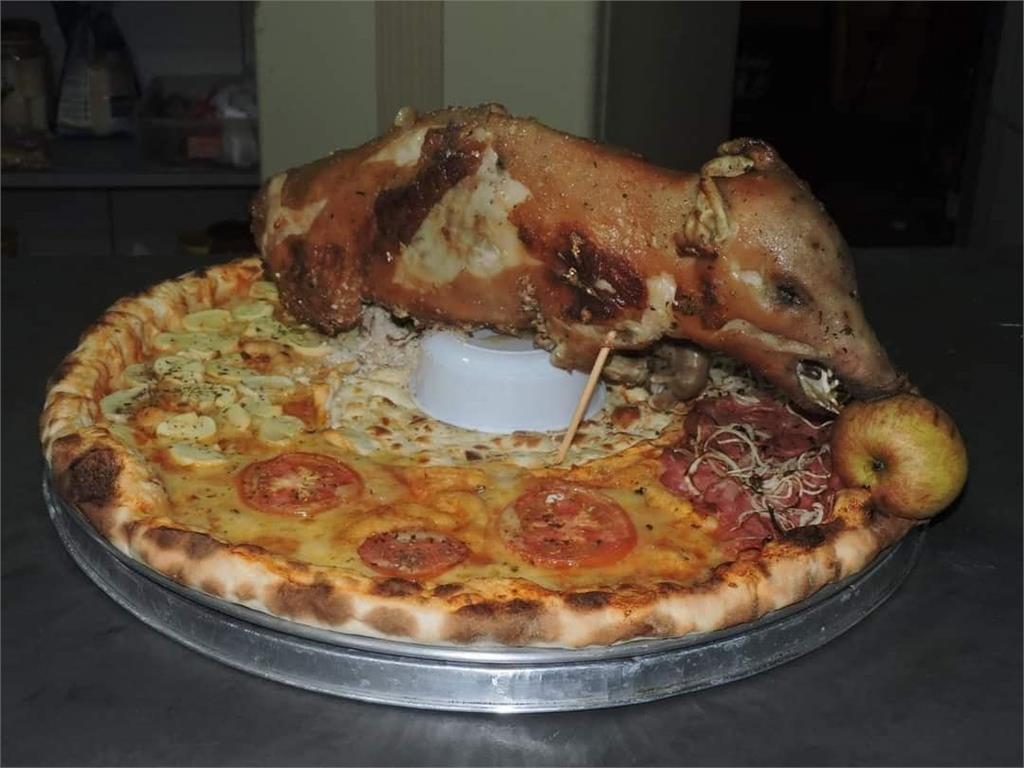 香菜豬血糕披薩輸了！巴西披薩超狂放上「蛋糕、瓦斯桶」全網看呆