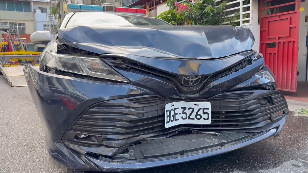台東警匪追逐！駕駛違規拒檢撞警車、襲警，３員警受傷。
