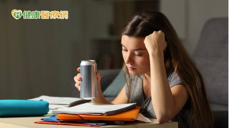 喝能量飲補充體力?營養師揭「注意事項」