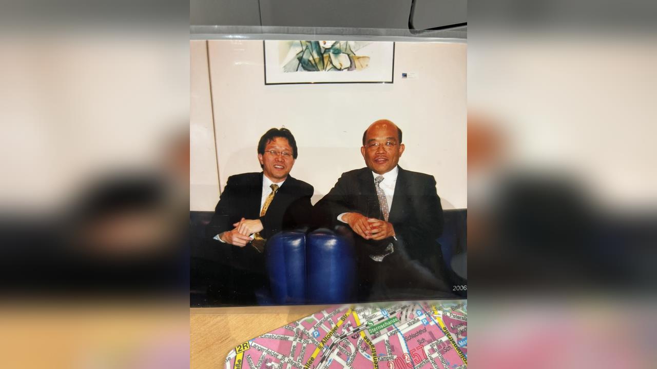 快新聞／卓榮泰現身東京外交突破！謝志偉憶當年：5大使館48小時爭取過境歐洲