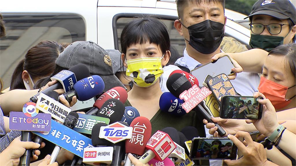黃子佼癱坐新型擔架送醫畫面曝　轉林口長庚住進ICU驚傳「無法言語表達」