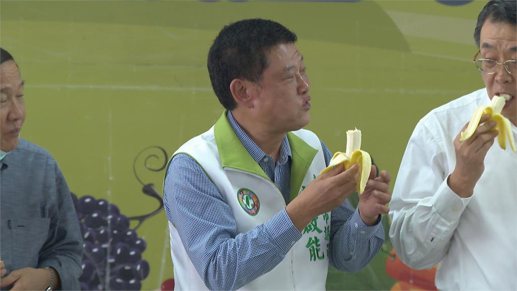 <em>陳啟能</em>認購6千公斤香蕉送校園愛心不落人！三重義消分隊也買起來