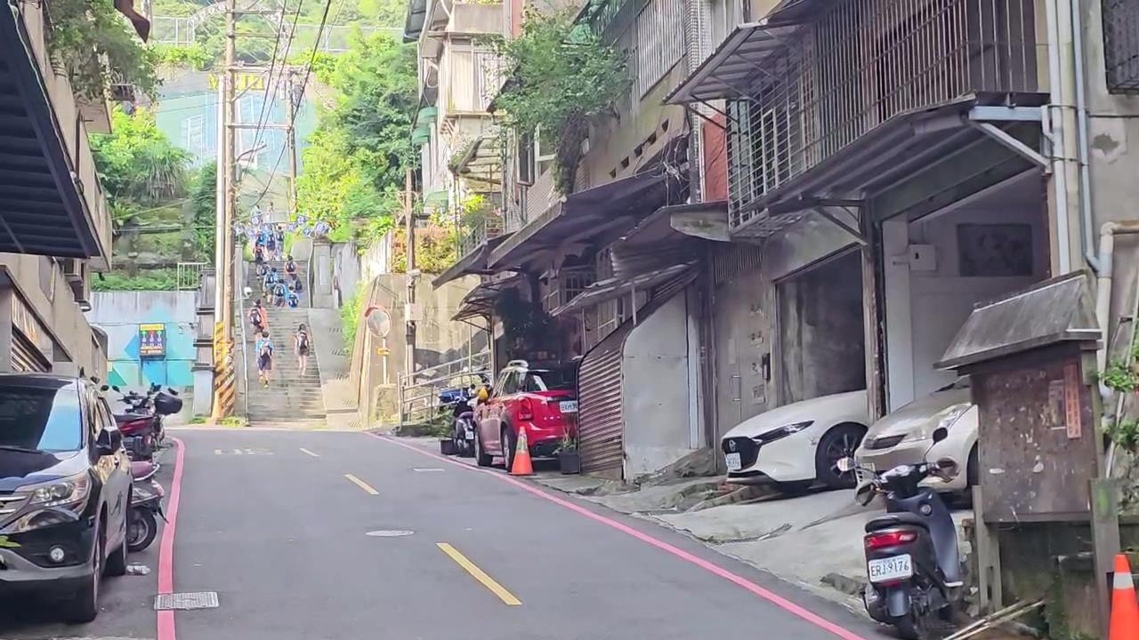 基隆母外出釀禍! 4歲童爬3樓陽台 再墜2樓雨棚「摔地骨折」
