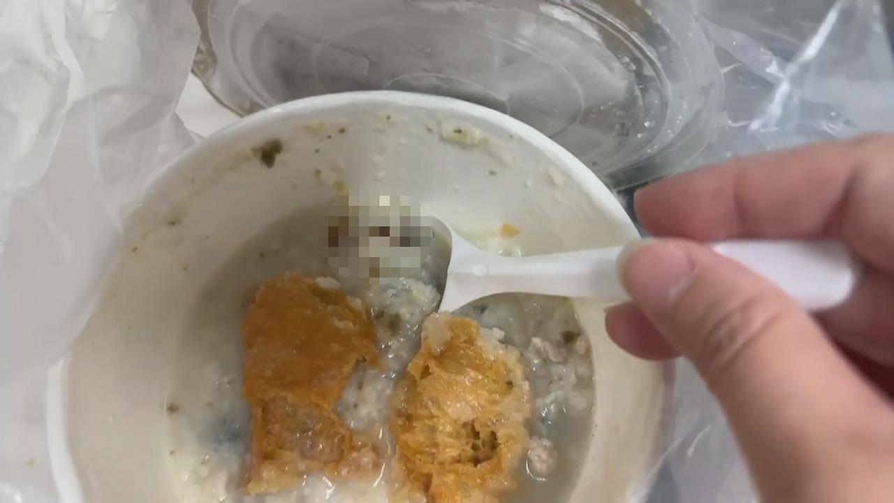 粥品連鎖店驚見蟑螂　民眾險吃下肚！衛生局查出缺失