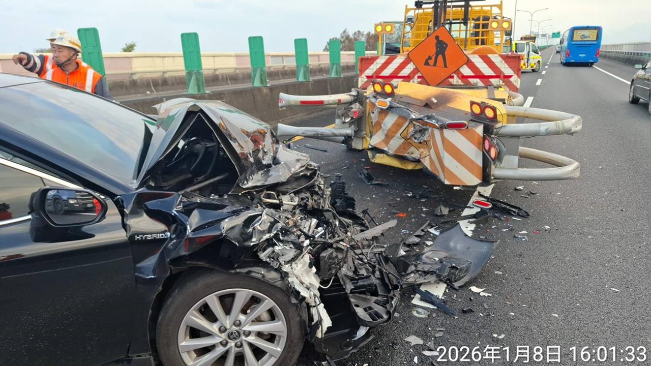 快新聞/自動駕駛釀禍!國5轎車高速衝撞緩撞車 車頭全毀慘況曝