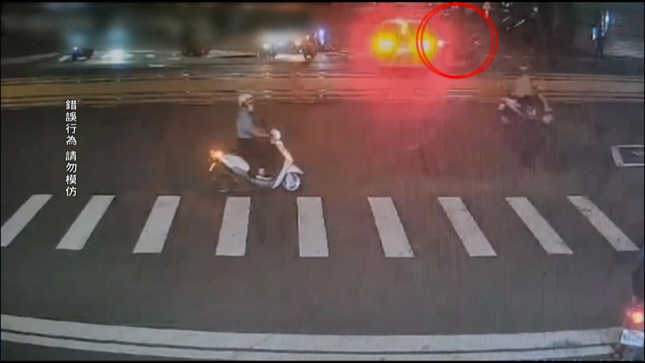 疑未注意到救護車鳴笛！　救護車遭重機騎士攔腰衝撞