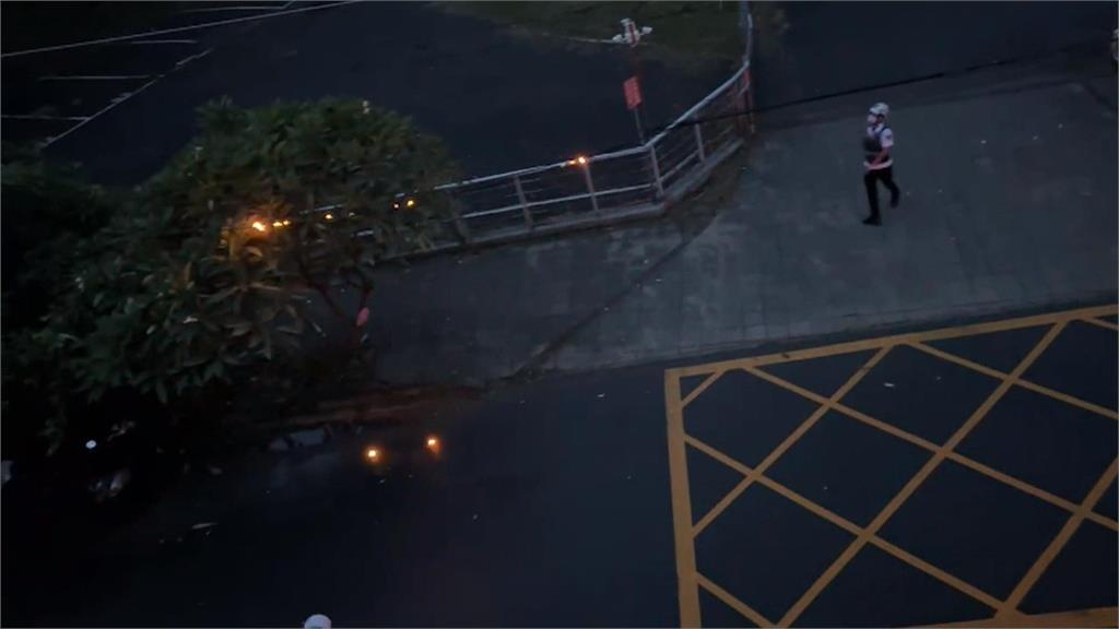 有影／高雄左營海平路驚傳爆炸聲　住戶打開窗見「整排電線起火」
