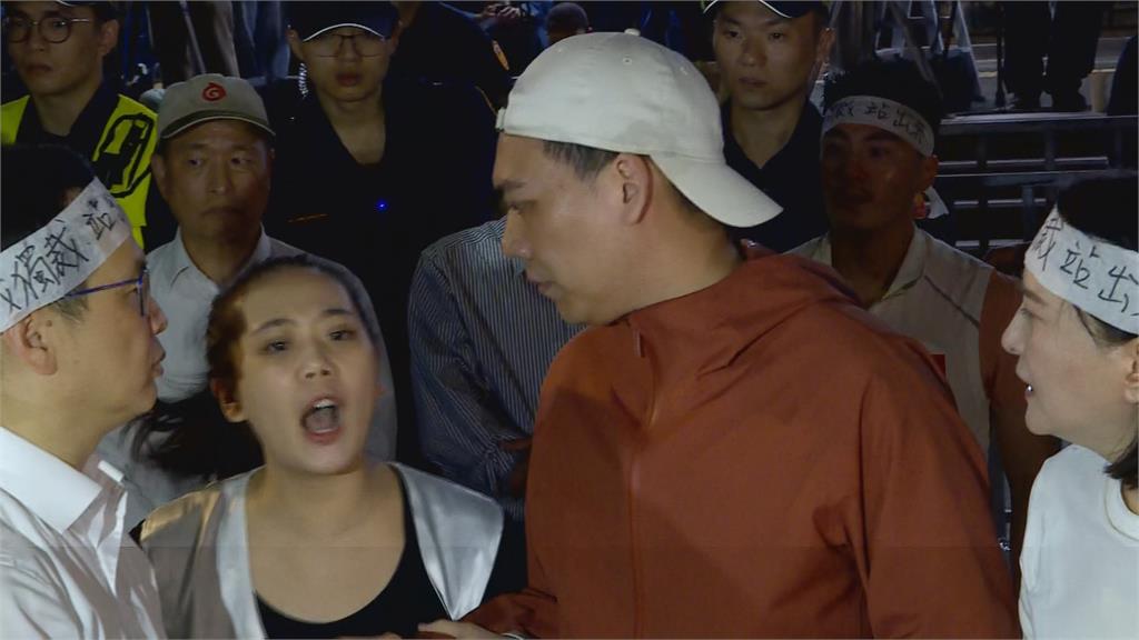 不要再講了！罷瑤召集人賴苡任撕綠膠帶聊交保　律師急搶麥：我必須保護他