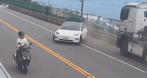 快新聞/宜蘭聯結車疑爆胎撞5車「掉軌道旁」 台鐵福隆=大里下午恢復通行