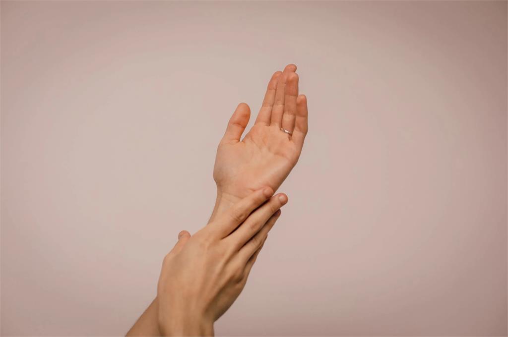 疫情升溫消毒成日常「雙手變乾燥」！皮膚科醫師建議4招護手