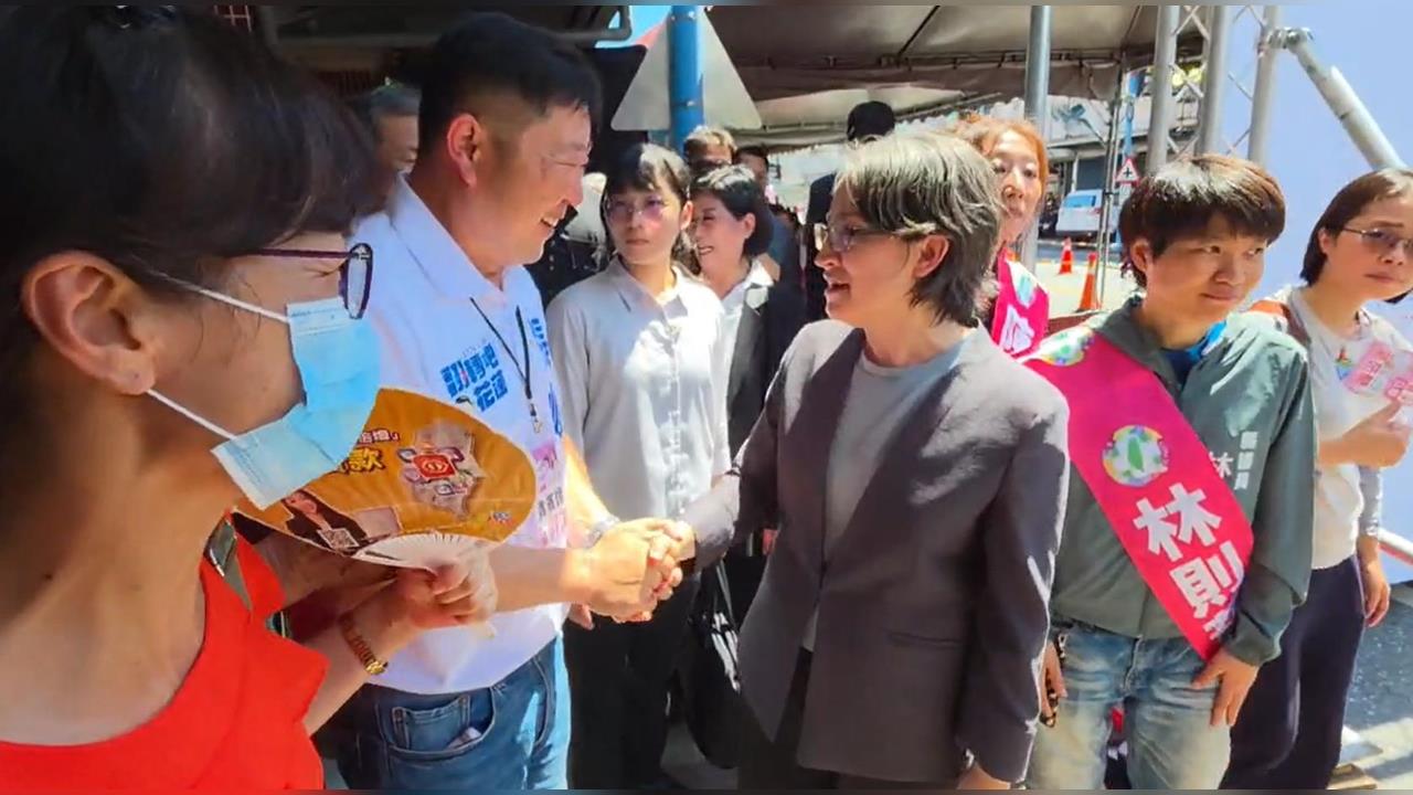 快新聞／蕭美琴返花蓮！挺昔日2助理投入議員選舉　與張峻互動曝光