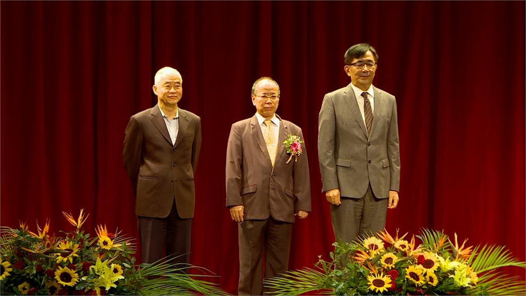 新舊交通部長交接 賀陳旦卸任騎腳踏車離開