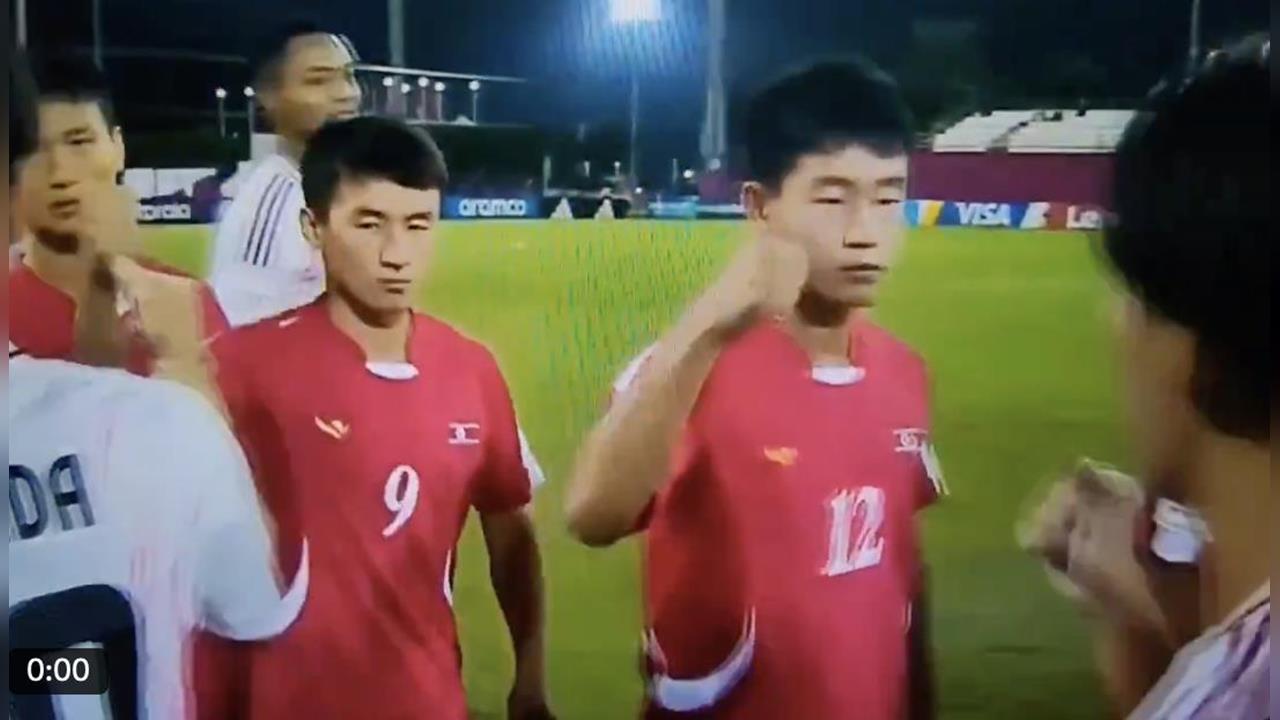 足球／有夠野蠻！北韓輸球又沒風度！超用力與日選手「擊拳」惹網怒：這是在揍人吧