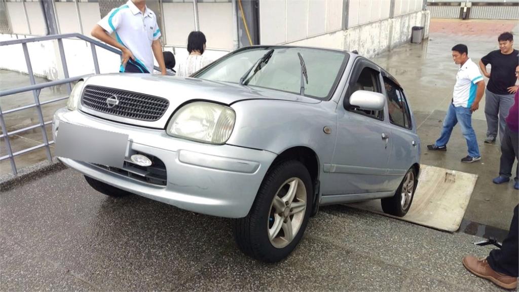 轎車竟開上「人行道天橋」？九位壯漢齊抬車救援