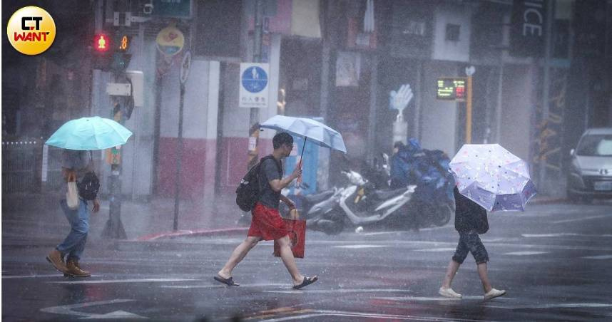 西南風雨彈狂炸！台南永康「時雨量破紀錄」強降雨還沒停　這天才趨緩