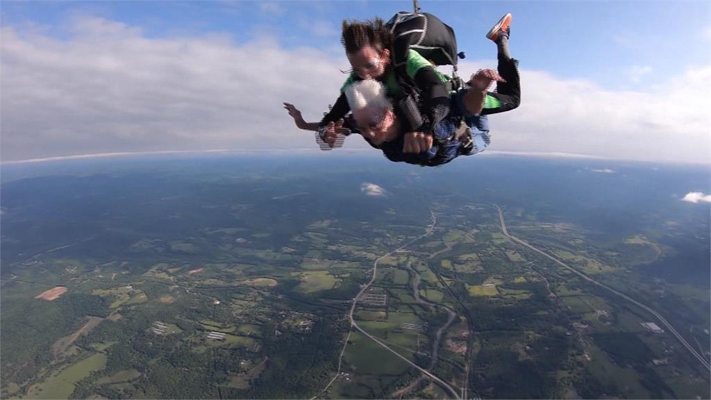 86歲阿嬤生日體驗人生首次跳傘 90歲還要再跳一次