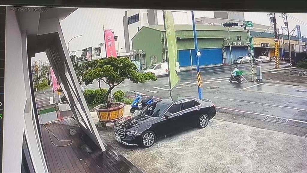暴雨2車對撞！　救護車撞進接待中心、轎車轉一圈共3傷