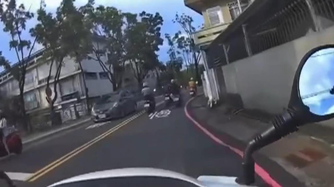 轎車被扣留當場辱罵員警　男子開車逃逸還衝撞警方