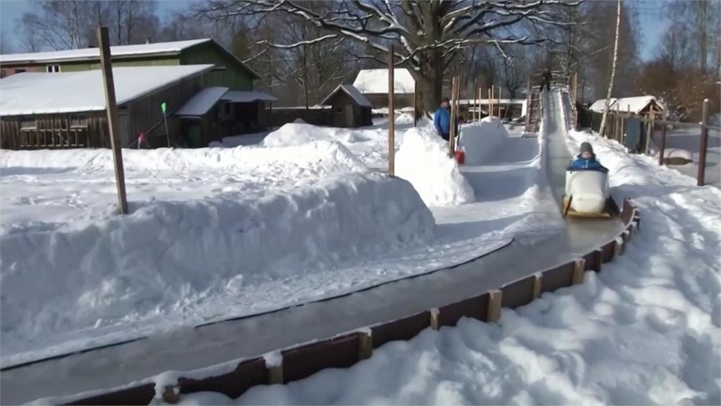 雪車疾馳！拉脫維亞最強老爸 巧手將庭院變遊樂場