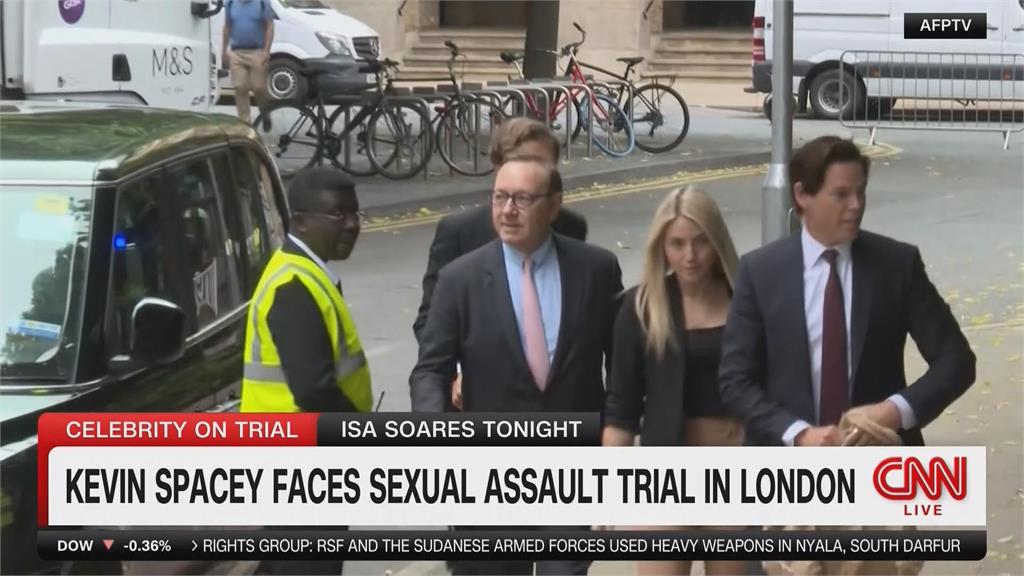 凱文史貝西現身倫敦法庭受審　12項性侵案全不認罪