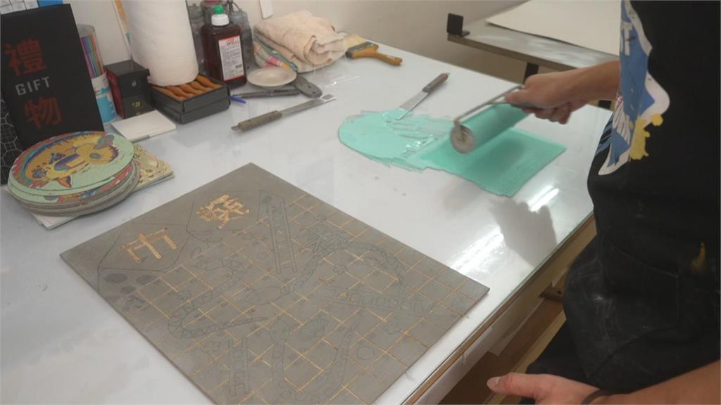 版畫家饒祗豪致敬母親　詮釋娘惹文化幸福美好