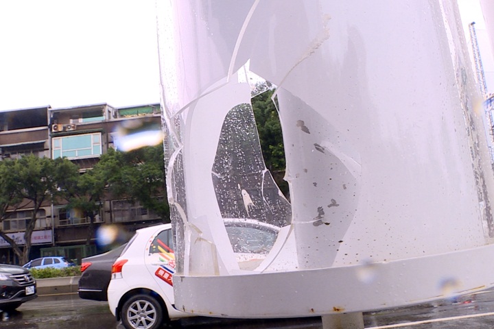 鐵槌怪客！疑喝醉猛力敲公車站牌