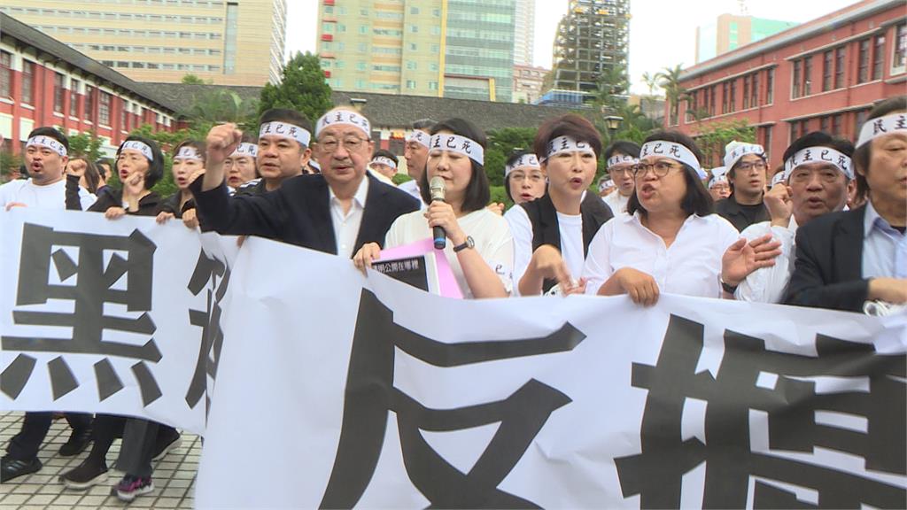 民進黨團頭綁布條喊「民主已死」　籲韓國瑜「回頭是岸」