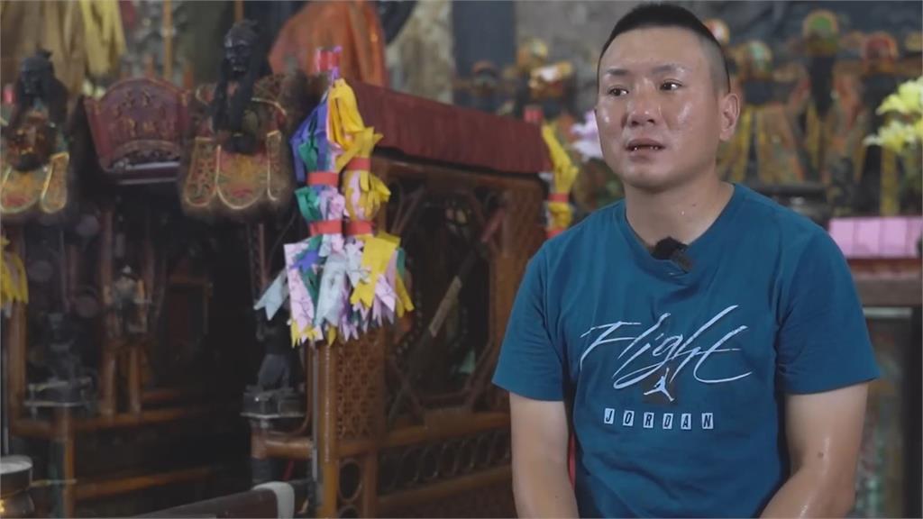 因公殉職未報到！城隍爺夜巡親上派出所領路　燒香竟見「兩長一短」原因曝