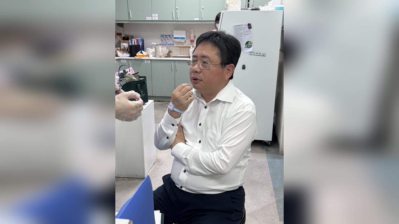 快新聞／矢板明夫驚傳出事！黑衣男尾隨突出手攻擊臉部　傷勢畫面曝光