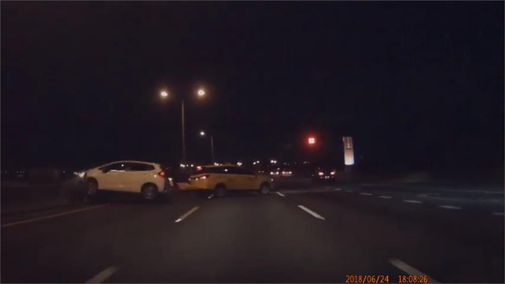 高速公路傳驚險車禍 小黃閃車失控追撞